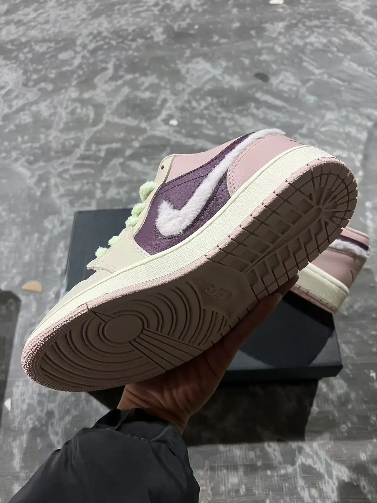 Nike Air Jordan 1 Low Fuzzy Swoosh Chaussures lifestyle rose violet 6