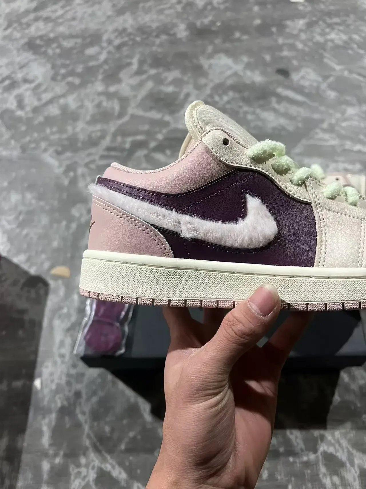 Nike Air Jordan 1 Low Fuzzy Swoosh Chaussures lifestyle rose violet 7