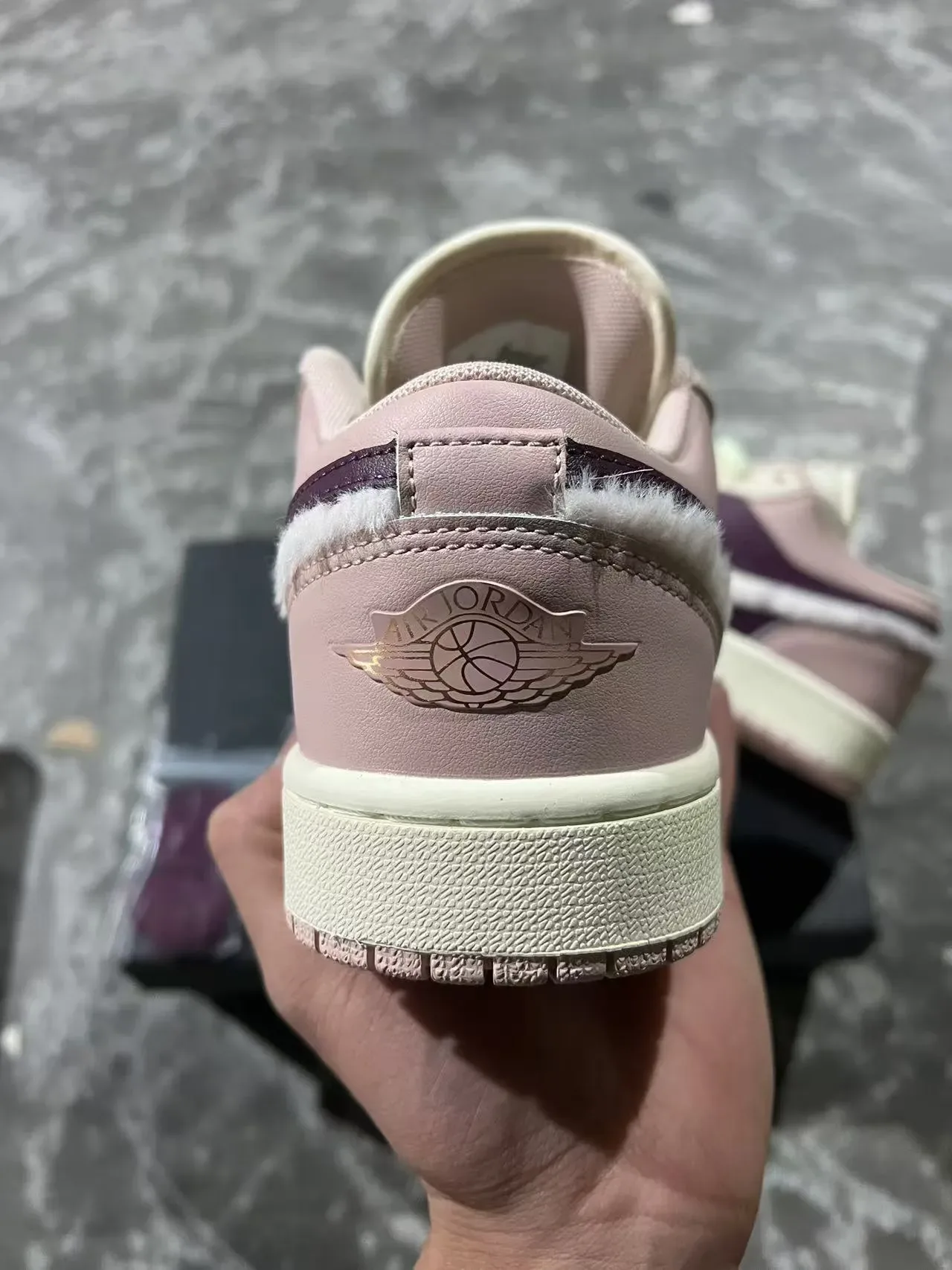 Nike Air Jordan 1 Low Fuzzy Swoosh Chaussures lifestyle rose violet 8
