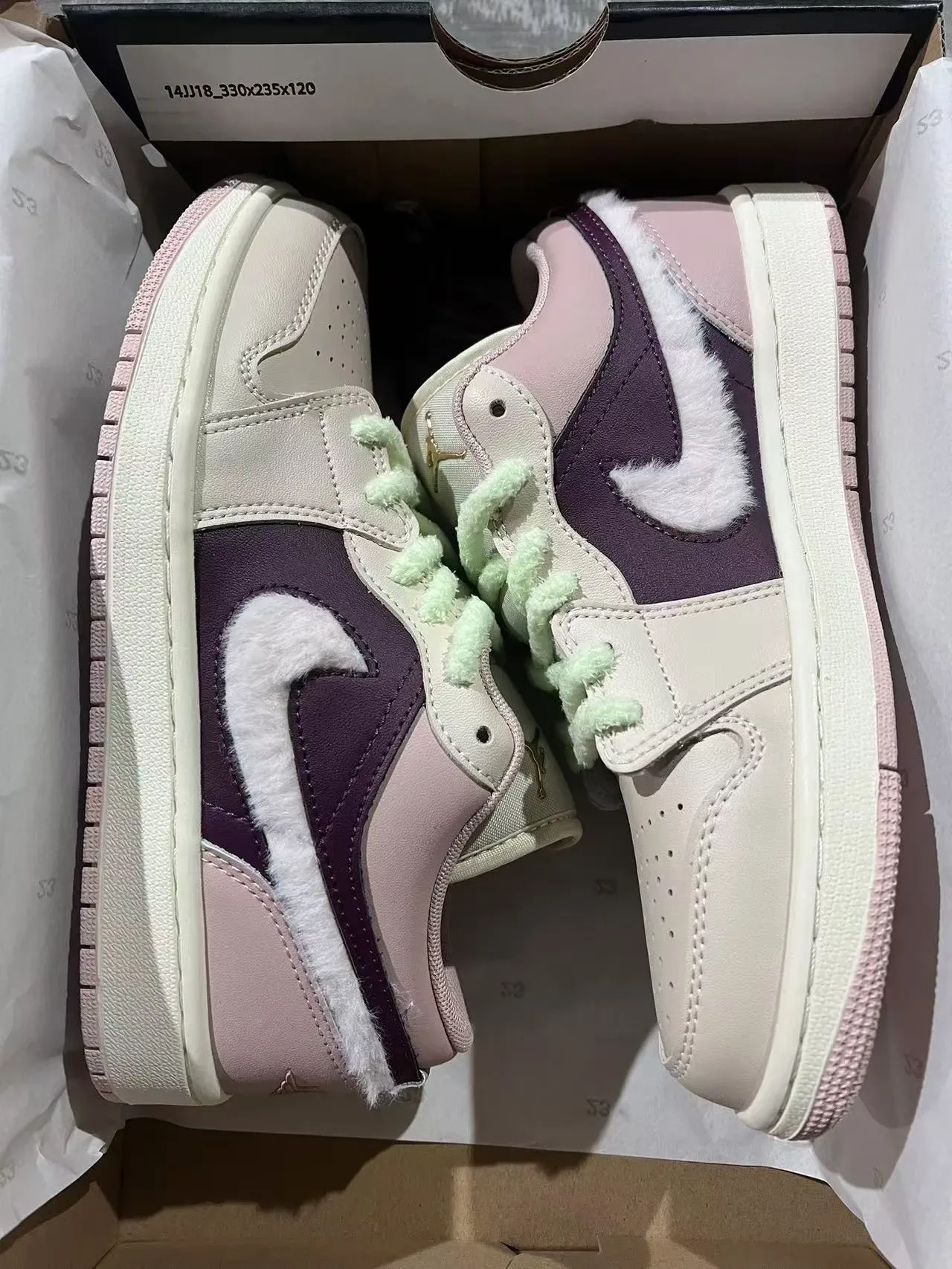 Nike Air Jordan 1 Low Fuzzy Swoosh Chaussures lifestyle rose violet 9