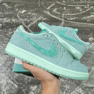 Tênis lifestyle Nike Air Jordan 1 Low color mint green de suede