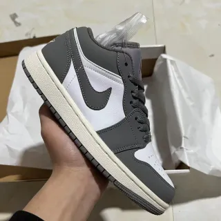 Nike Air Jordan 1 Low أبيض و رمادي داكن لايف ستايل سنيكرز