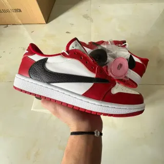 Nike Air Jordan 1 Rouge Blanc Noir lifestyle sneakers