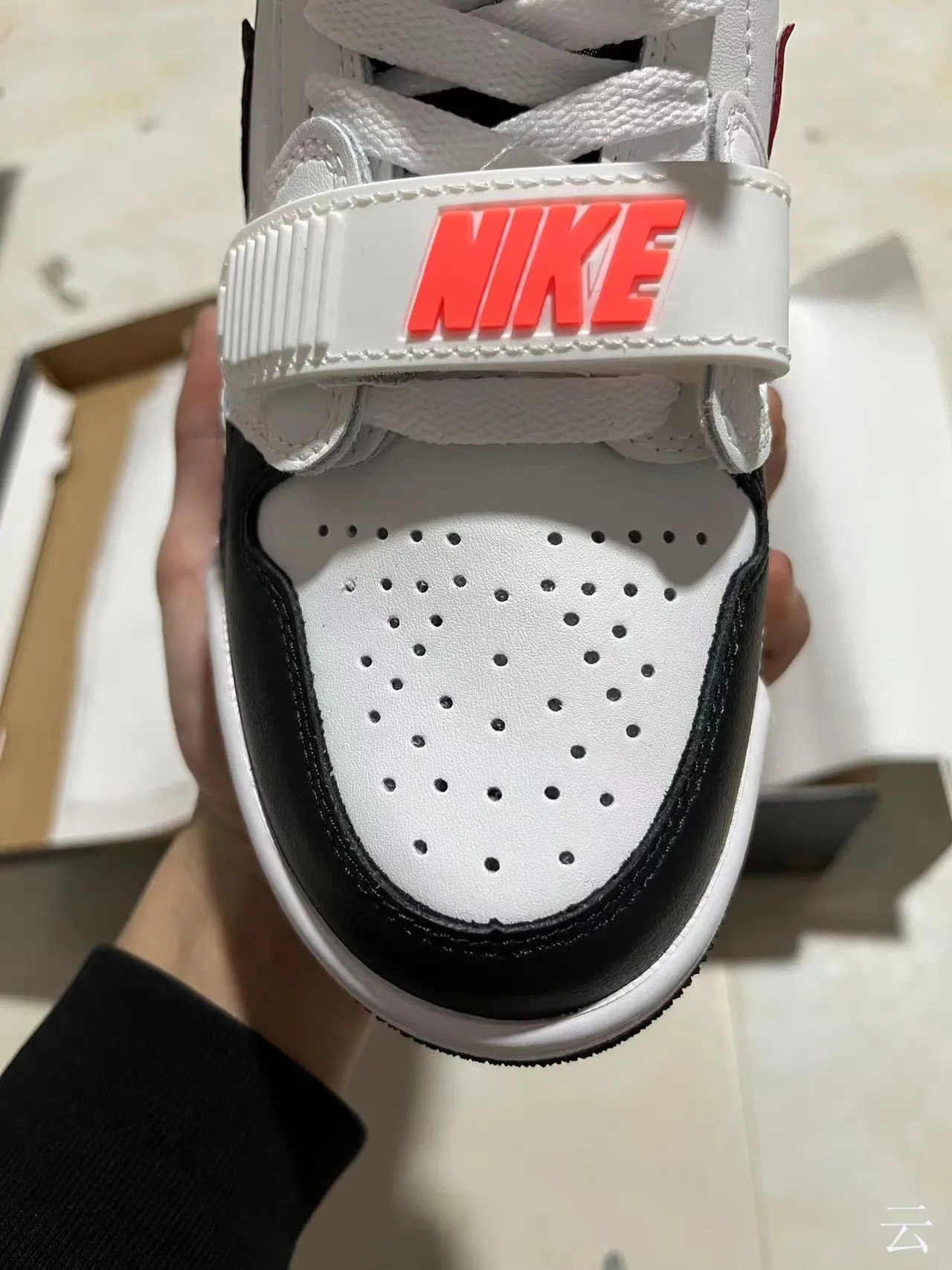 Nike Air Jordan Legacy 312 白黑红大象印花 篮球鞋 3