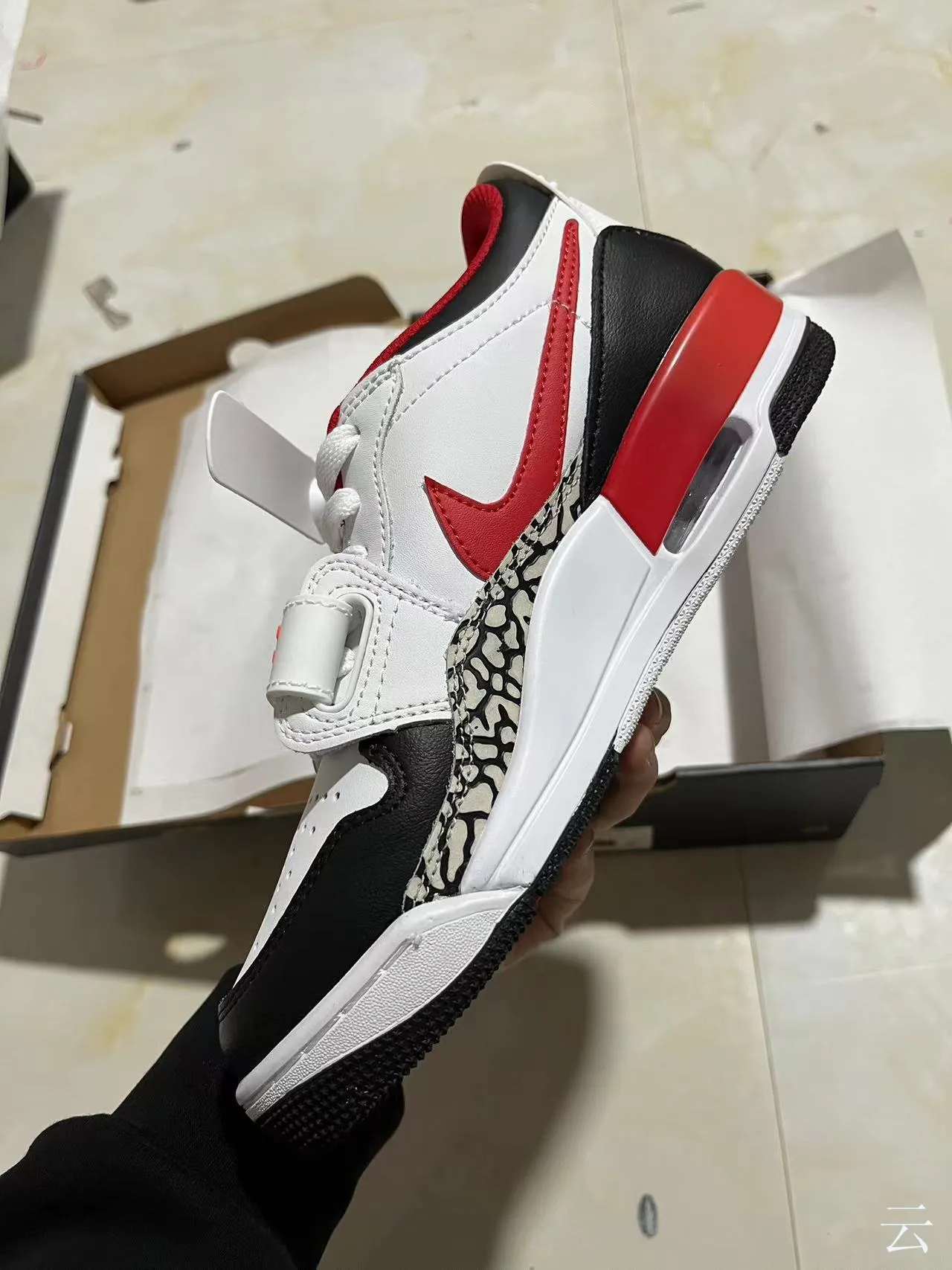 Nike Air Jordan Legacy 312 白黑红大象印花 篮球鞋 4