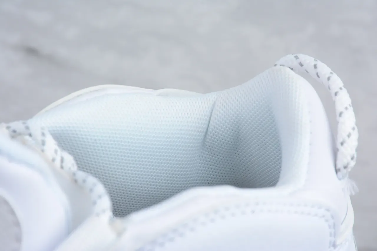 Nike Air More Uptempo 白 篮球鞋 3