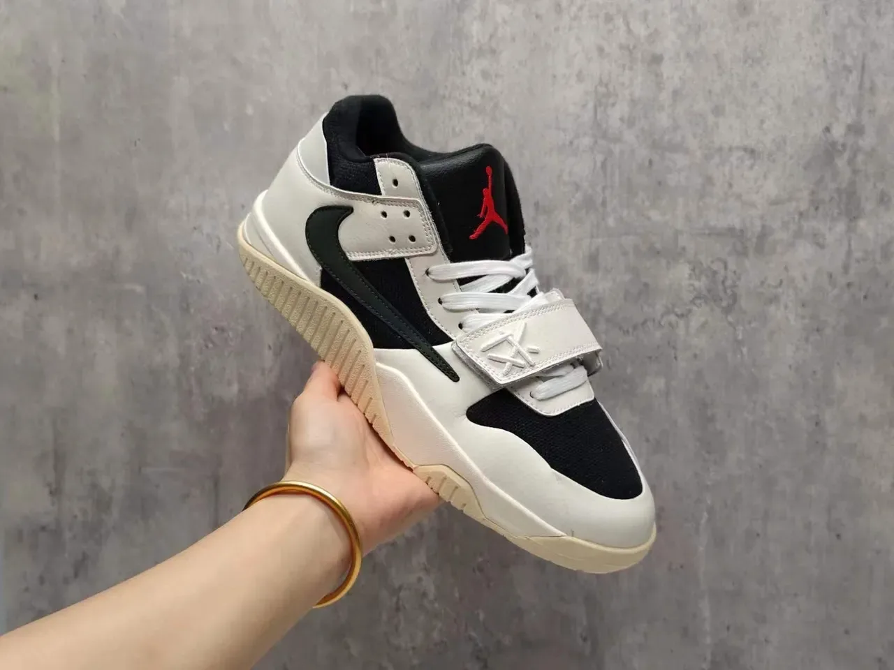 Nike Beige Black Low-Top Dual-Closure Lifestyle Sneakers 2