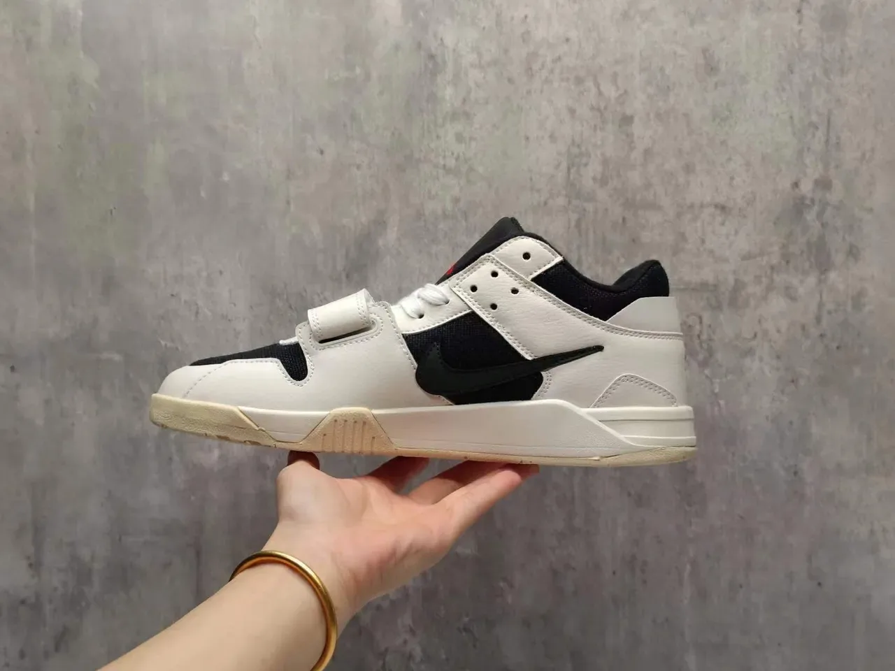 Nike Beige Black Low-Top Dual-Closure Lifestyle Sneakers 7