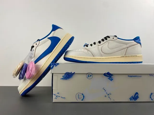 Nike Beige Blue Low-Top Perforated Toe Lifestyle Sneakers 15