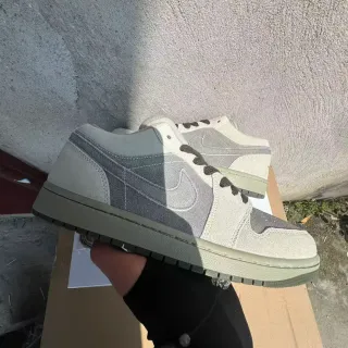 Nike حذاء رياضي أسلوبي بيجي رمادي مع لوحة سويدي وصناعي تطريز ملون