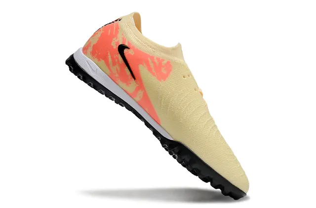 Nike Sapatos de futebol bege laranja com upper em tricô, overlay de camuflagem e turf 2