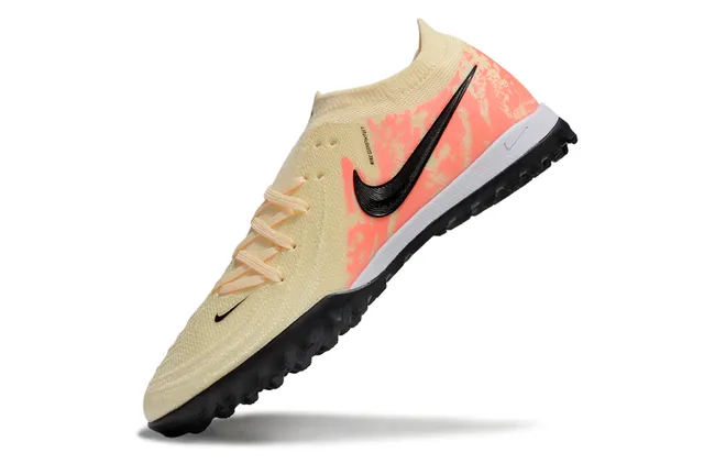 Nike Sapatos de futebol bege laranja com upper em tricô, overlay de camuflagem e turf 3