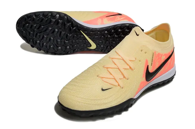 Nike Sapatos de futebol bege laranja com upper em tricô, overlay de camuflagem e turf 4