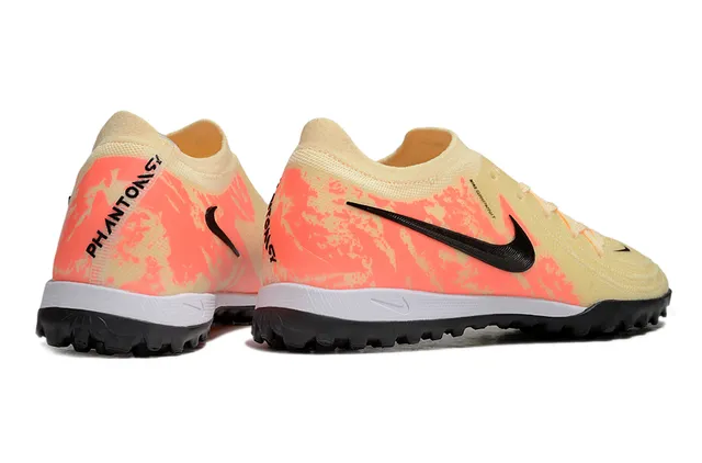 Nike Sapatos de futebol bege laranja com upper em tricô, overlay de camuflagem e turf 5
