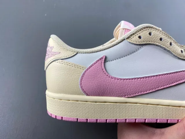 Nike Beige Pink Low-Top Leather Upper Lifestyle Sneakers 3