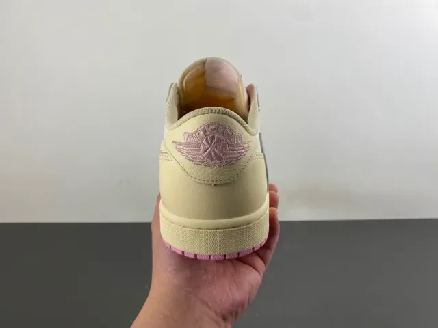 Nike Beige Pink Low-Top Leather Upper Lifestyle Sneakers 4