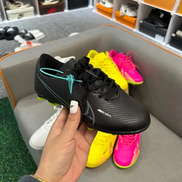 Nike chaussures de football turf noir et bleu de coupe basse, empeigne synthétique, clous courts moulés 8