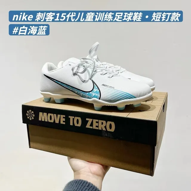 Nike chaussures de football turf noir et bleu de coupe basse, empeigne synthétique, clous courts moulés 10