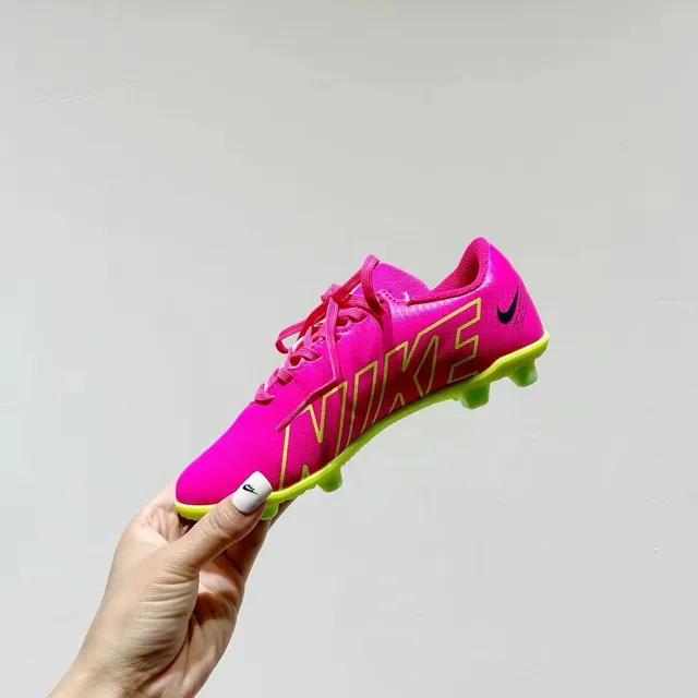 Nike chaussures de football turf noir et bleu de coupe basse, empeigne synthétique, clous courts moulés 16