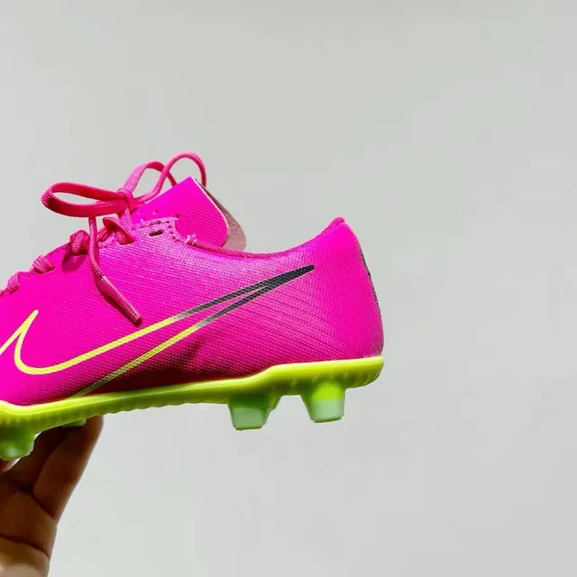 Nike chaussures de football turf noir et bleu de coupe basse, empeigne synthétique, clous courts moulés 20