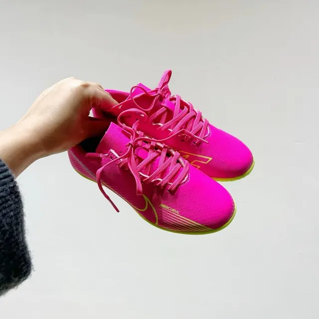 Nike chaussures de football turf noir et bleu de coupe basse, empeigne synthétique, clous courts moulés 22