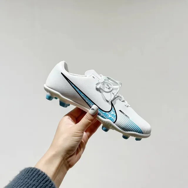 Nike chaussures de football turf noir et bleu de coupe basse, empeigne synthétique, clous courts moulés 23