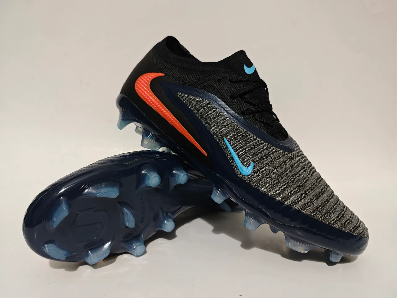Nike Sapatos de Futebol Preto Navy de Corte Baixo com Upper de Knit e Laço Assimétrico para Terra Firme 11