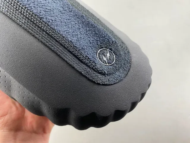 Nike Chaussons Noir Bleu Marine Semelle de Caoutchouc Moldée Panneau Latéral Perforé 2