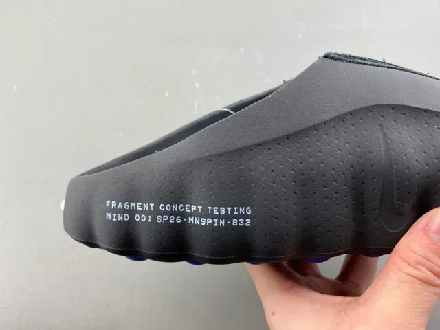Nike Chaussons Noir Bleu Marine Semelle de Caoutchouc Moldée Panneau Latéral Perforé 3