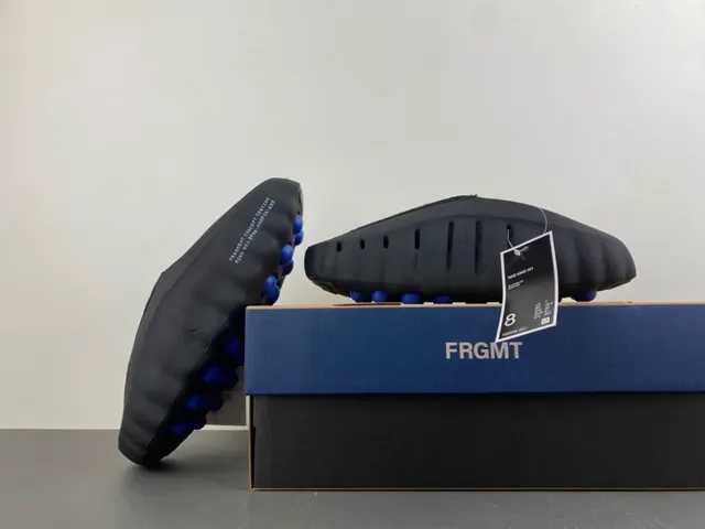 Nike Chaussons Noir Bleu Marine Semelle de Caoutchouc Moldée Panneau Latéral Perforé 13