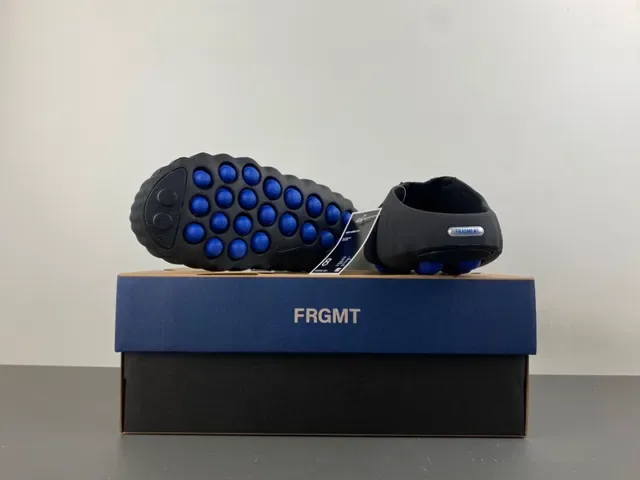 Nike Chaussons Noir Bleu Marine Semelle de Caoutchouc Moldée Panneau Latéral Perforé 14