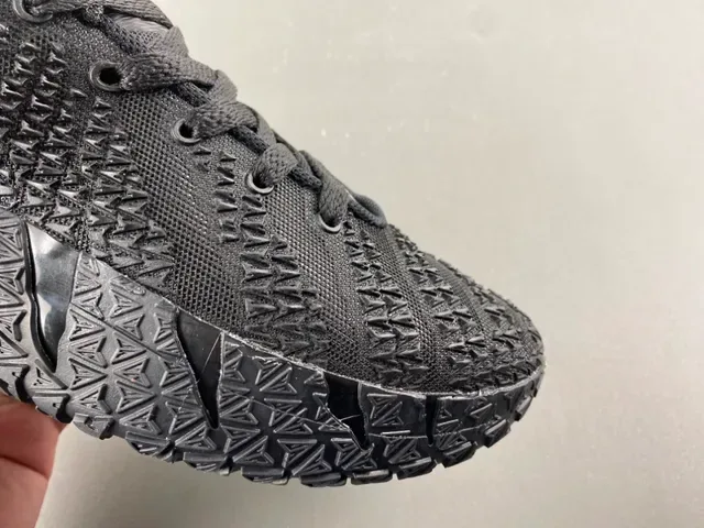 Nike أحذية كرة السلة أسود فضي نسيج أعلى سولة هندسية 2