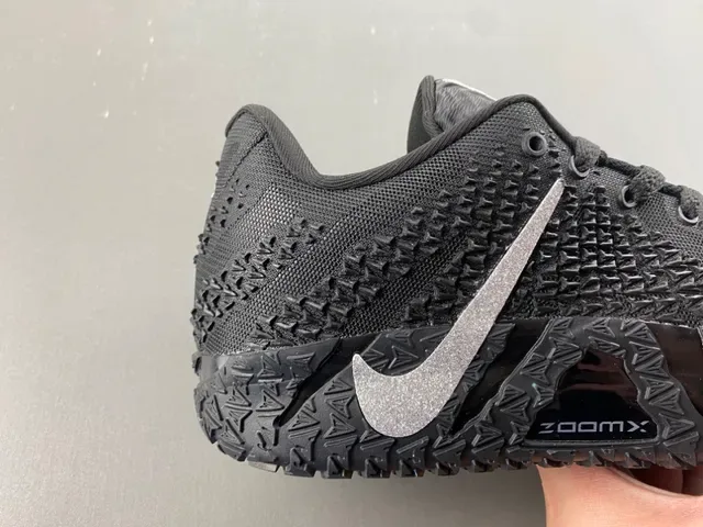 Nike أحذية كرة السلة أسود فضي نسيج أعلى سولة هندسية 3