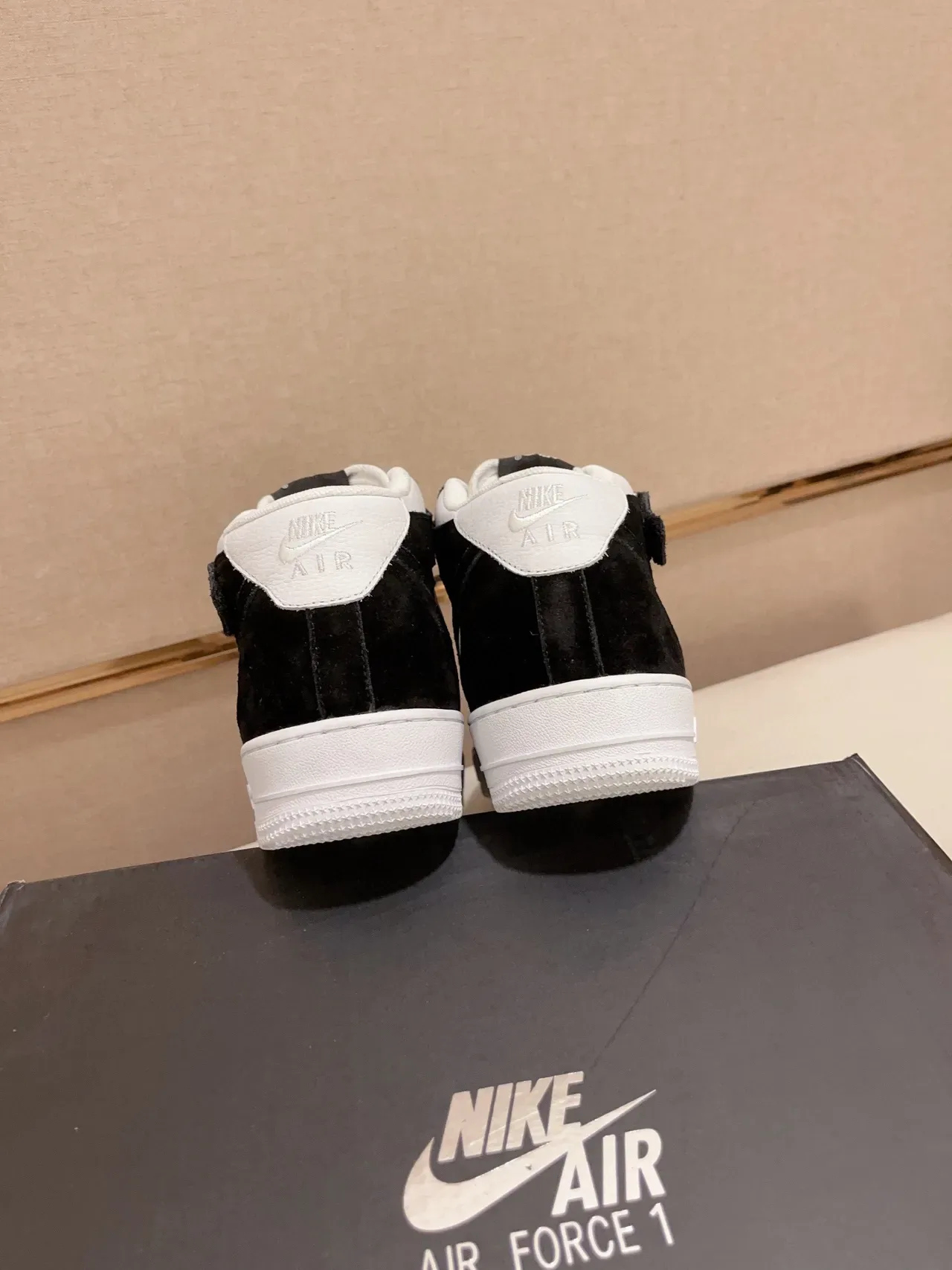 Nike Tênis Lifestyle Preto e Branco com Painéis de Camurça e Couro Alto 3