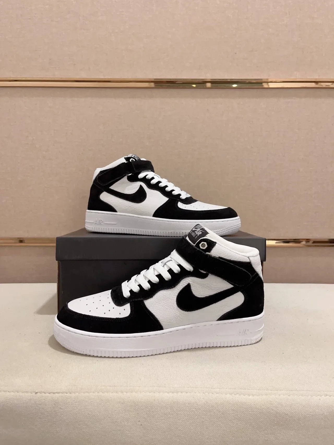 Nike Tênis Lifestyle Preto e Branco com Painéis de Camurça e Couro Alto 4