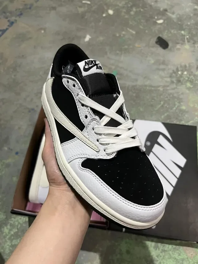 Nike Sneakers Noires et Blanches Low-Top Cuir Panelé 2