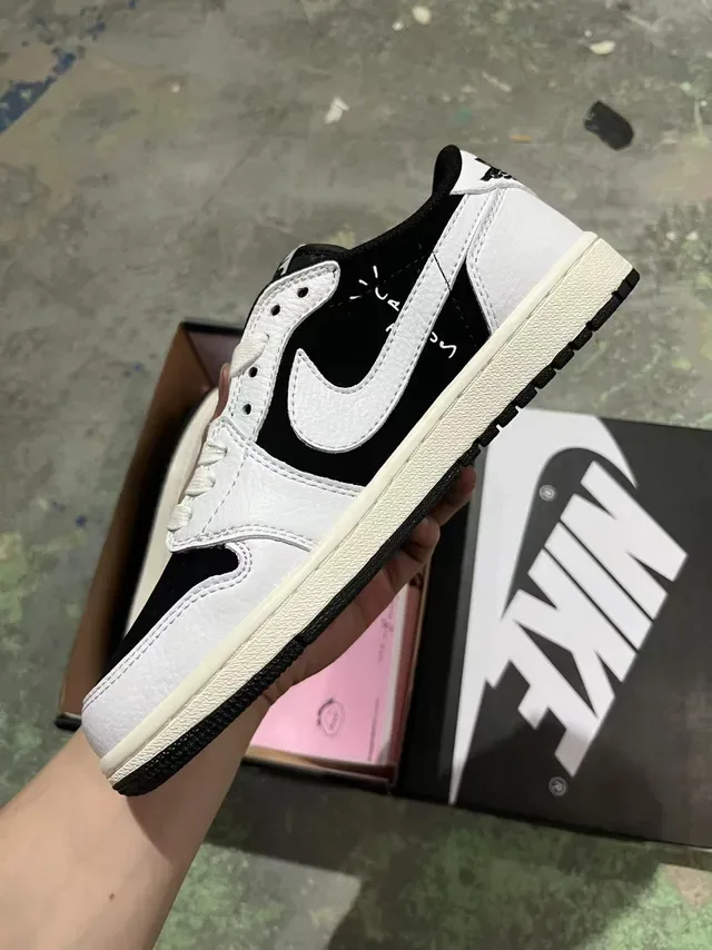 Nike Sneakers Noires et Blanches Low-Top Cuir Panelé 3
