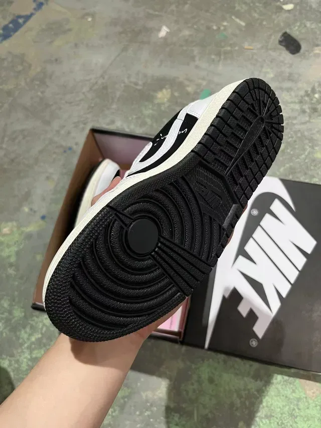 Nike Sneakers Noires et Blanches Low-Top Cuir Panelé 4