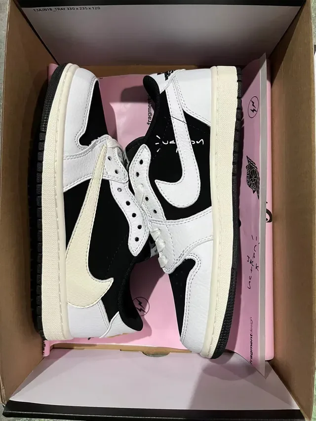 Nike Sneakers Noires et Blanches Low-Top Cuir Panelé 6