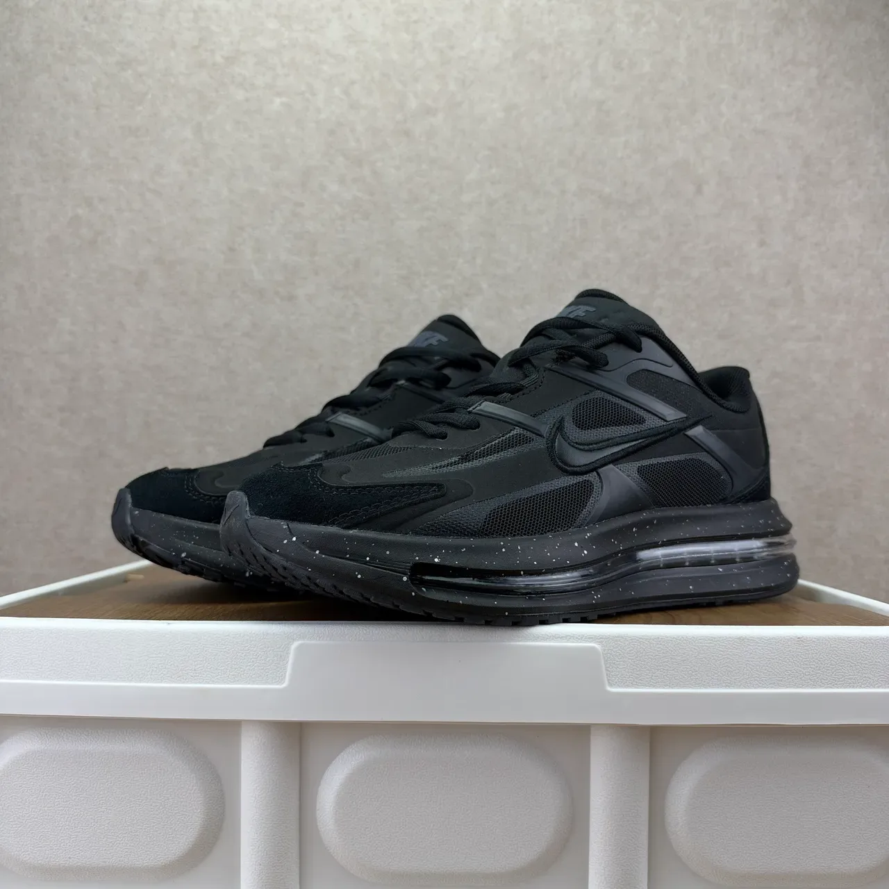 Nike Black White Speckled Midsole Lifestyle Sneakers 3