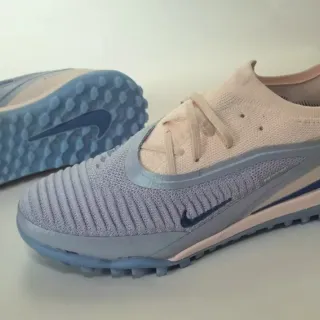 Nike Sapatos de Futebol Turf com Upper de Malha Acanalada em Azul Bege, Colar de Baixo Perfil