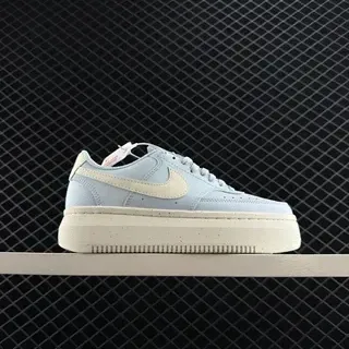 Nike Court Vision ALTALTR حذاء رياضي أنيق أزرق كريمي منخفض الإضاءة