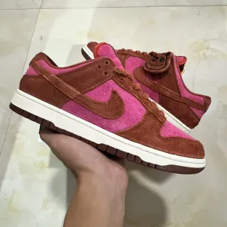 Nike Dunk Low وردي وبني سويدي لايف ستايل سنيكرز