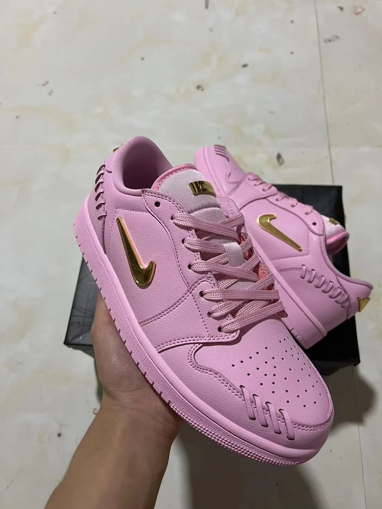 Nike Dunk Low 粉金金属生活方式运动鞋 2