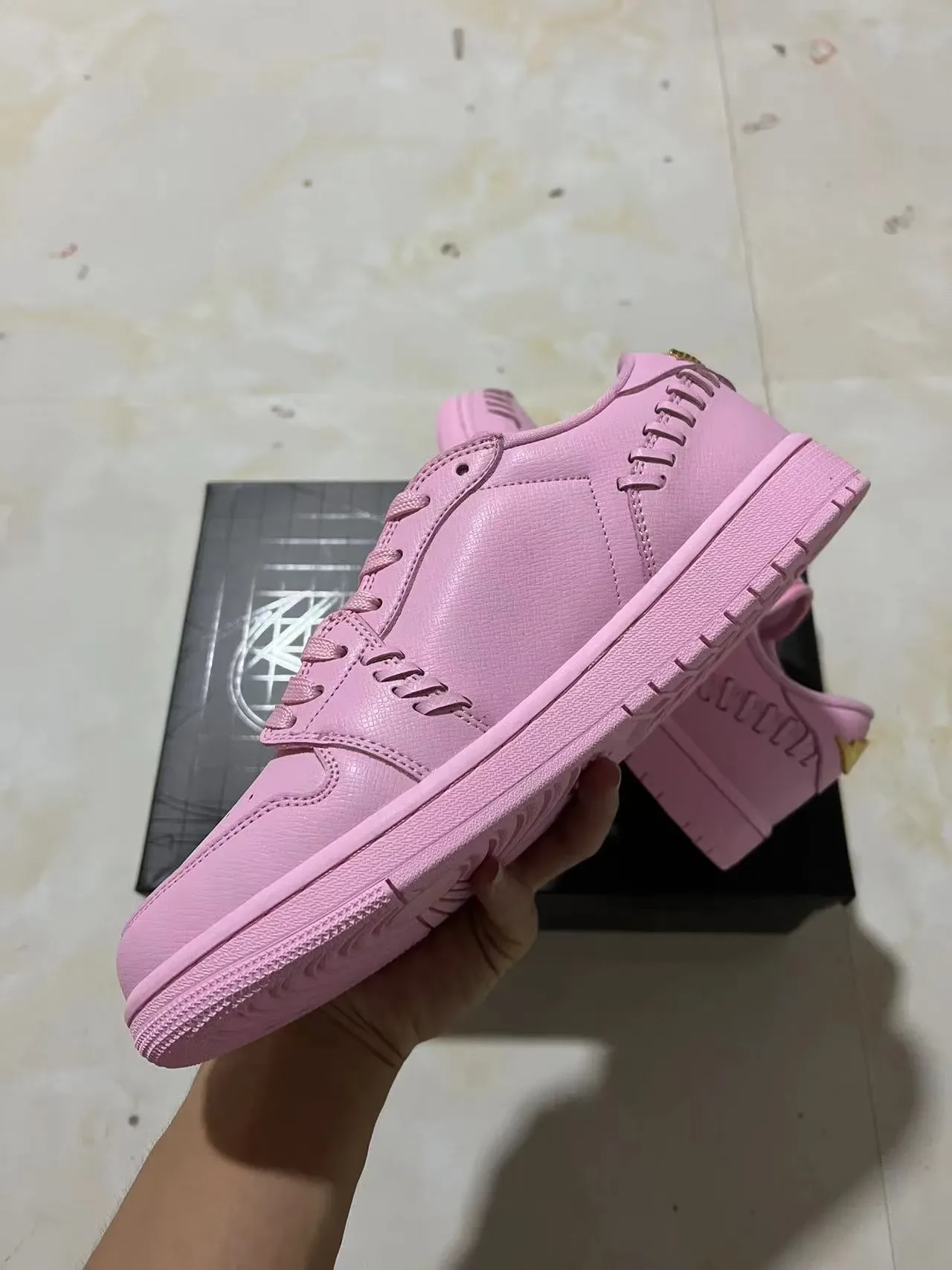 Nike Dunk Low 粉金金属生活方式运动鞋 5