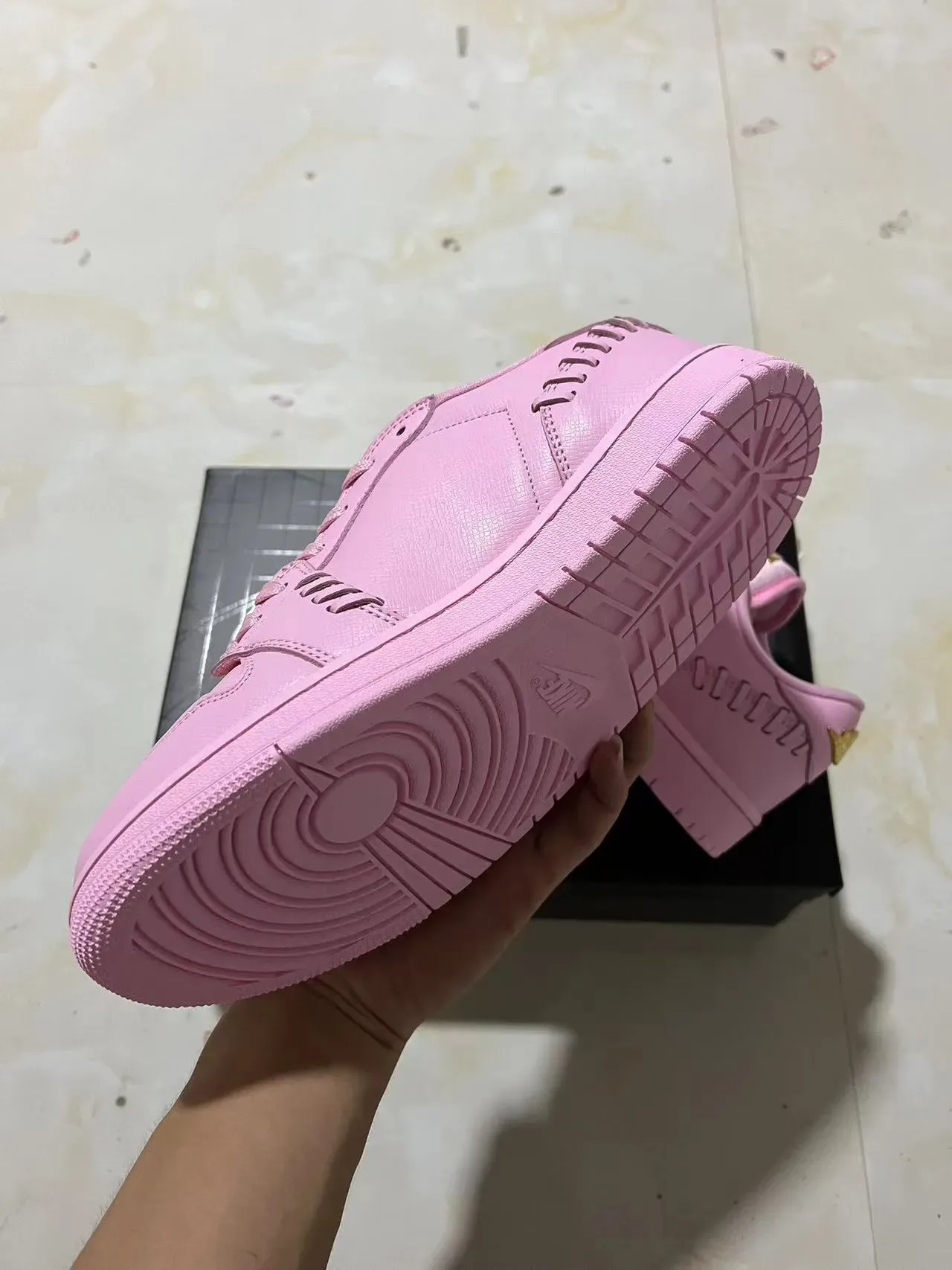 Nike Dunk Low 粉金金属生活方式运动鞋 6