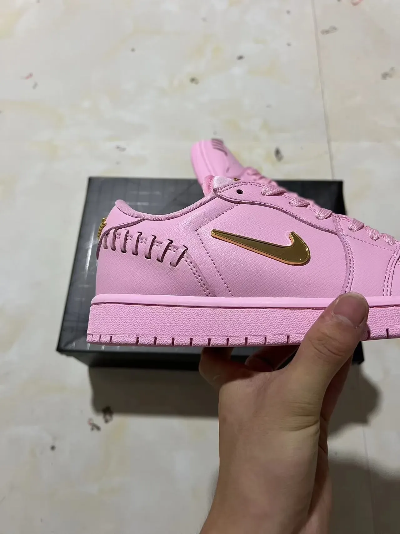 Nike Dunk Low 粉金金属生活方式运动鞋 7