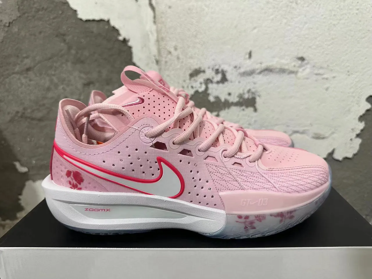 Nike G.T. Cut पिंक फ्लोरल प्रिंट बास्केटबॉल जूते 4