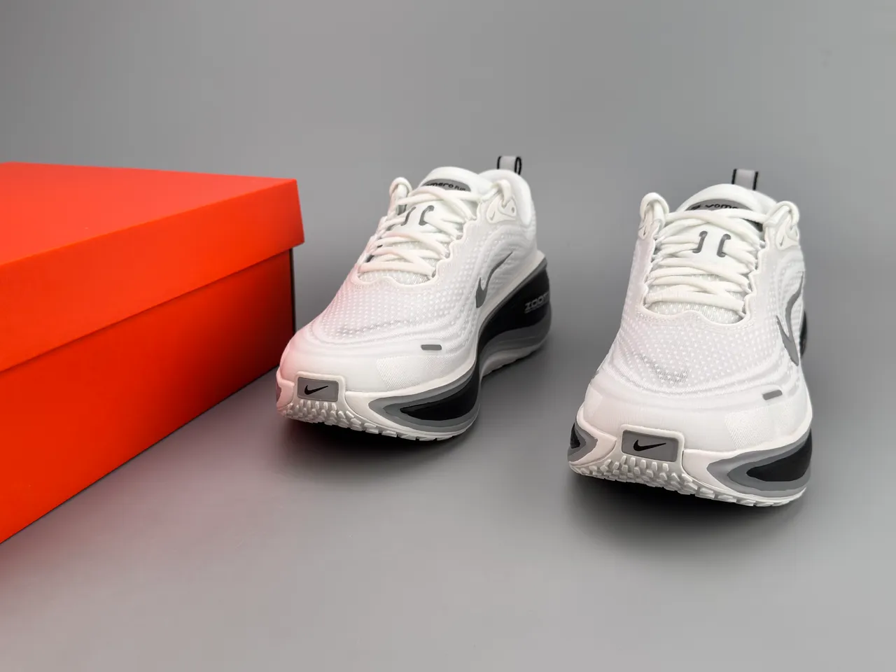 Nike Invincible Run White Gray Engineered Mesh Upper Full-Length ZoomX Cushioning Running Shoes 3