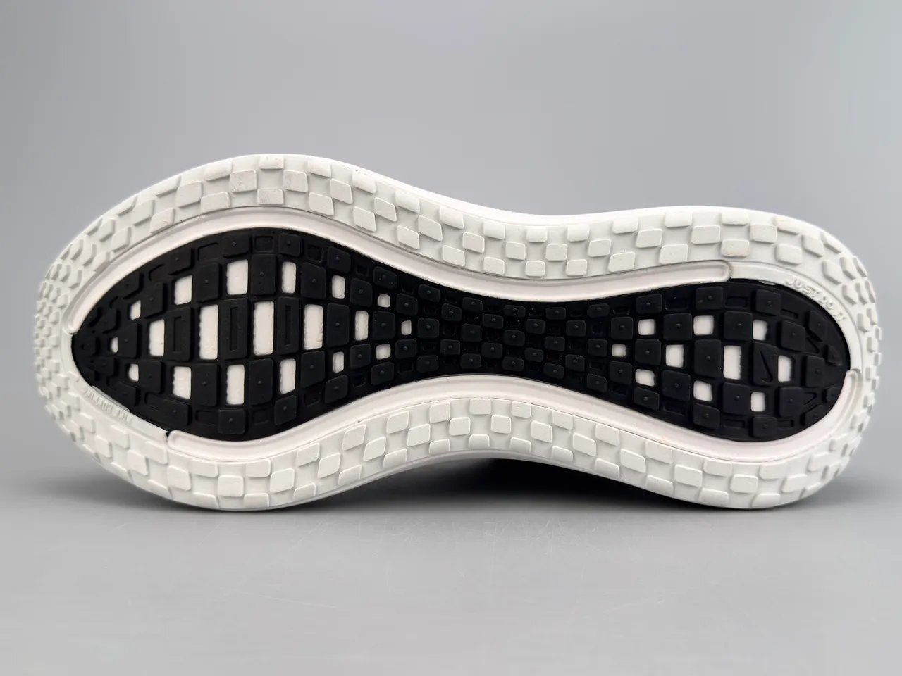 Nike Invincible Run White Gray Engineered Mesh Upper Full-Length ZoomX Cushioning Running Shoes 5